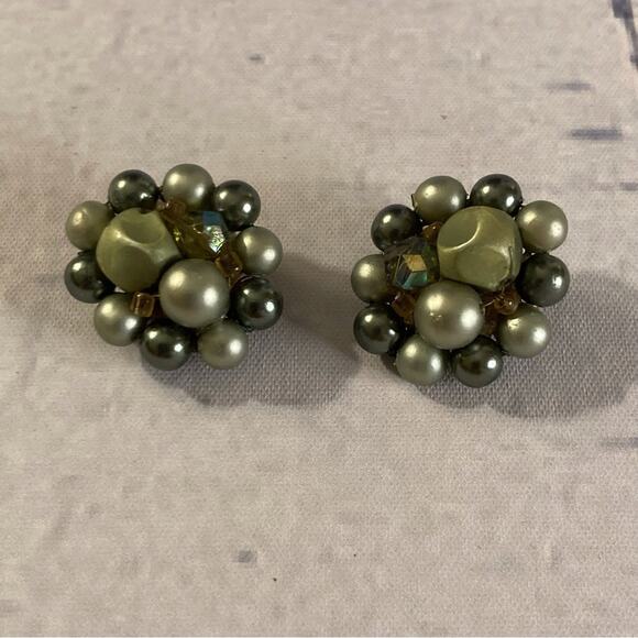 0049 Vintage 50s Japan Cluster Style Green and Gray Bead Clip-on Earrings - Picture 1 of 3